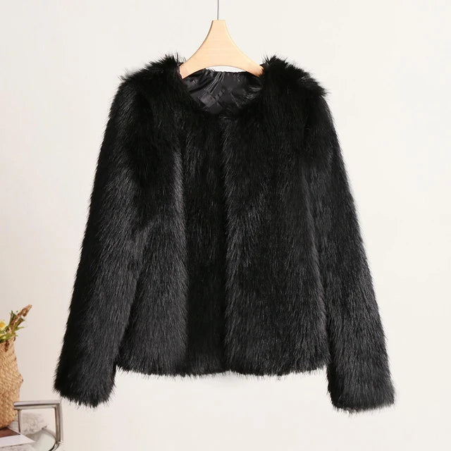 Women's Fur Coat - High-Quality Winter Outerwear - Luxurious Style - Winter 2024 Collection