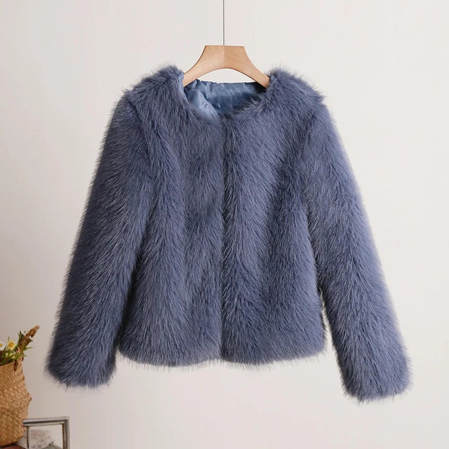 Women's Fur Coat - High-Quality Winter Outerwear - Luxurious Style - Winter 2024 Collection