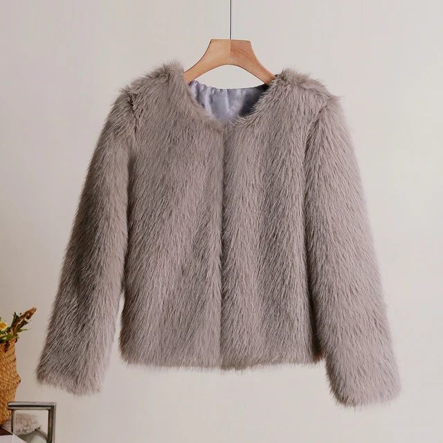 Women's Fur Coat - High-Quality Winter Outerwear - Luxurious Style - Winter 2024 Collection