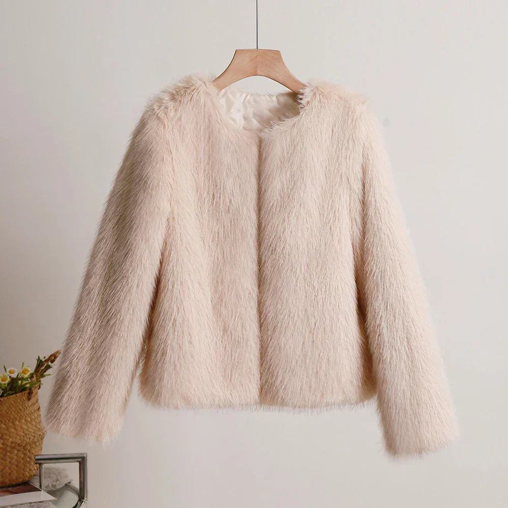 Women's Fur Coat - High-Quality Winter Outerwear - Luxurious Style - Winter 2024 Collection