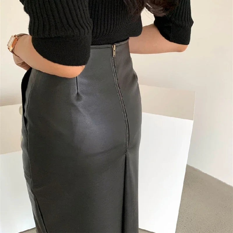 Leather skirt with pockets and zip