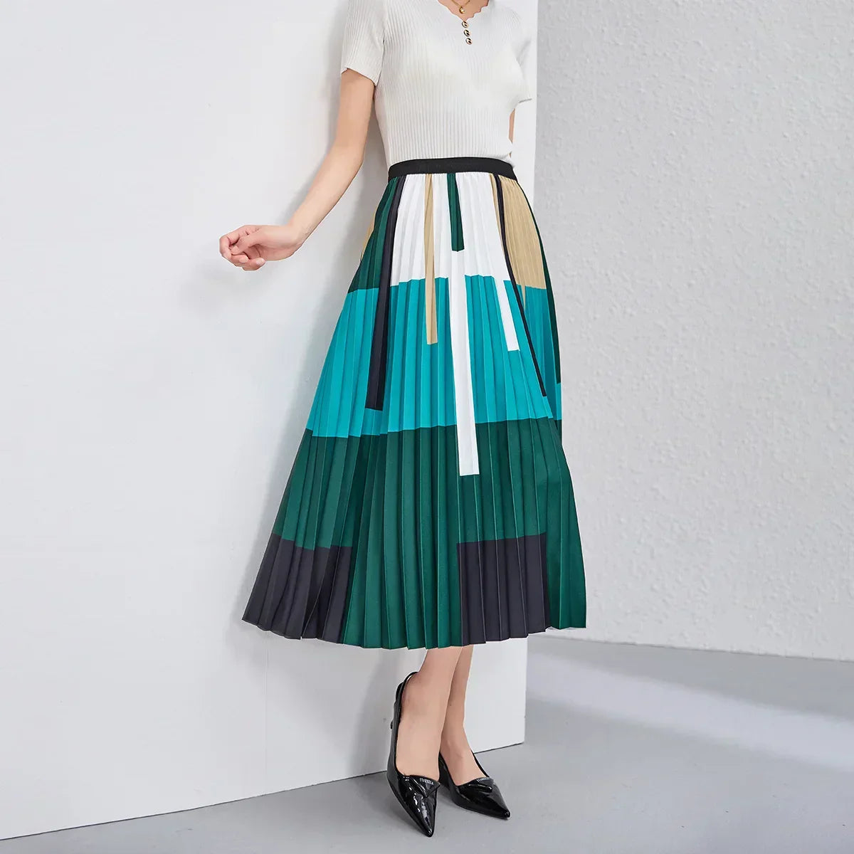 Fashionable pleated skirt with colourful print