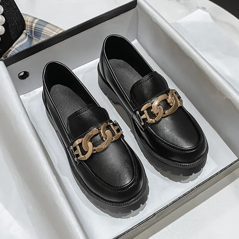 Classic loafer with chain detail