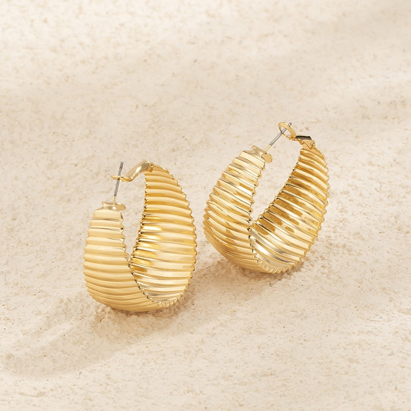 Ladies' fashionable C-shaped ear stud with metallic stripe