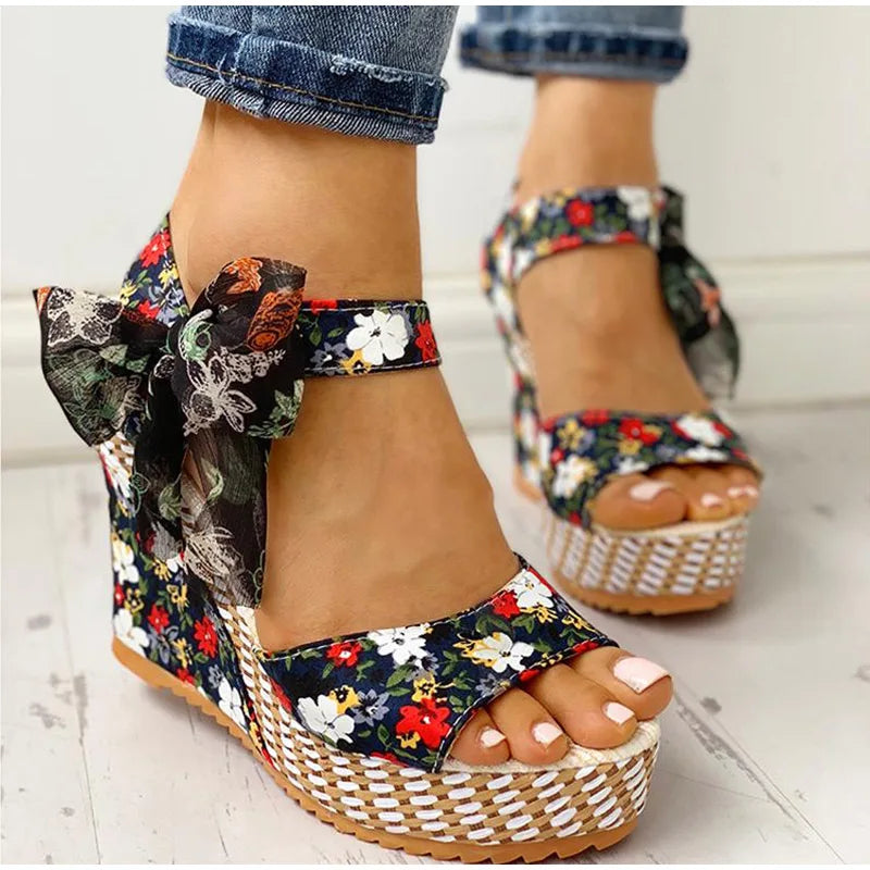 Beach wedge sandals with floral pattern