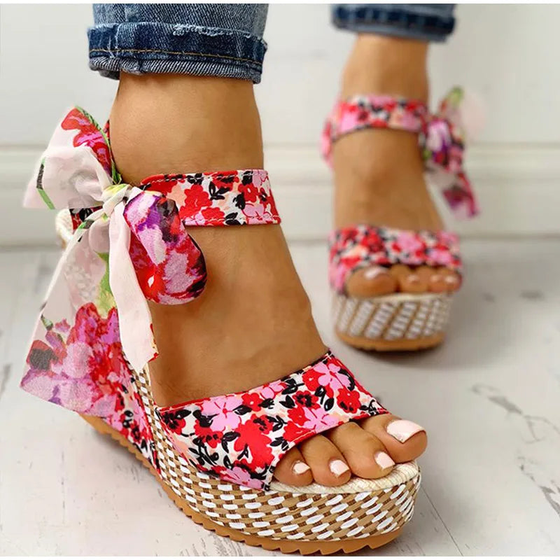 Beach wedge sandals with floral pattern