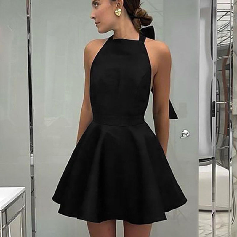 Chic satin cocktail dress with a flared cut