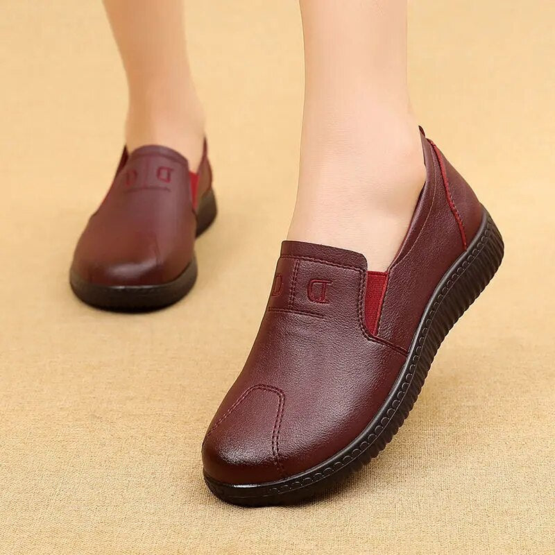 Elegant women's flat shoes with a feminine touch