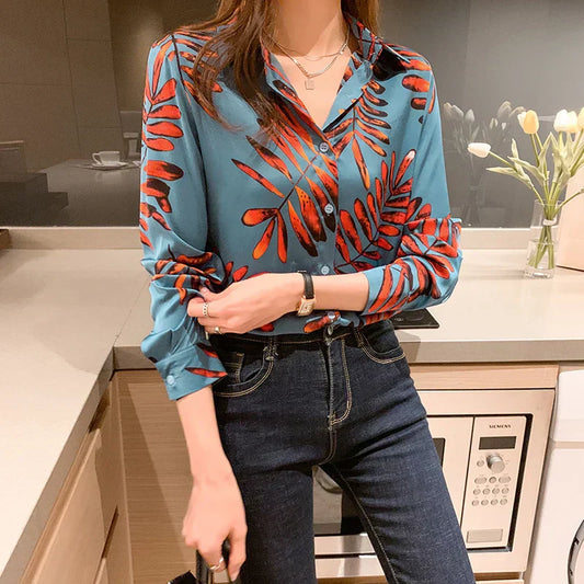 Elegant blouse with leaf print