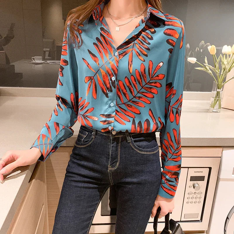 Elegant blouse with leaf print