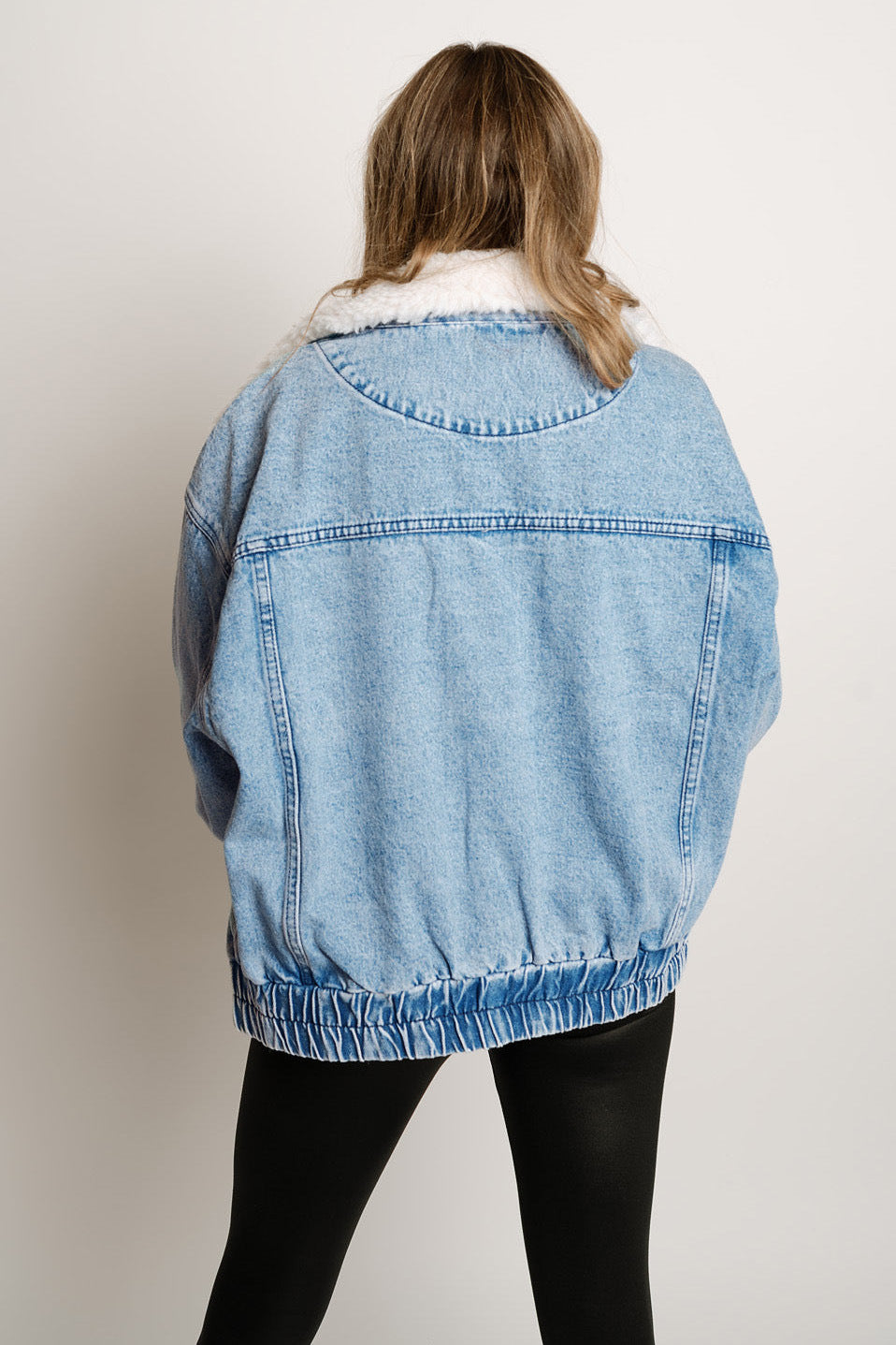 Women's denim jacket with fleece collar and modern cut