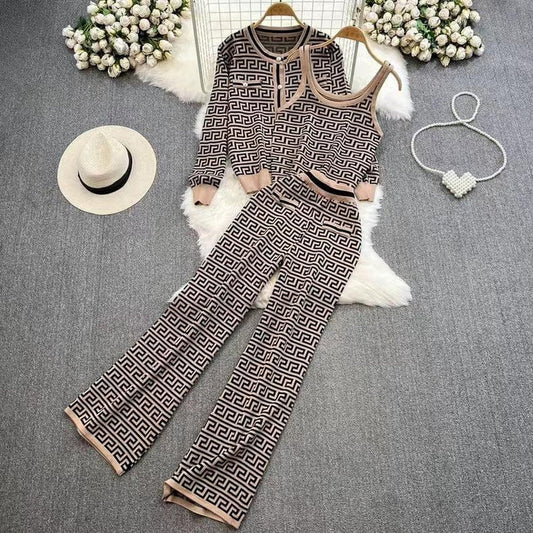 Coffee-coloured three-piece set with round neckline