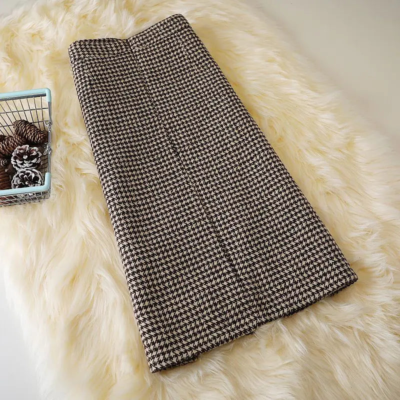 Classic pencil skirt with houndstooth pattern