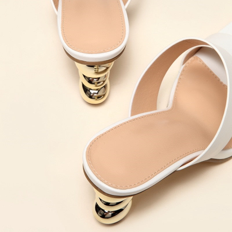 Elegant sandals with heel and square toe