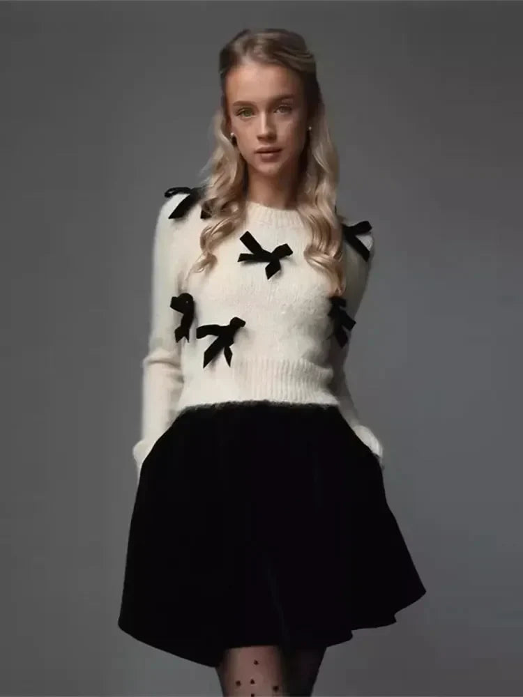 Women - Cropped Jumper - Stylish Bow Detail & Round Neckline - Perfect for Casual Outfits