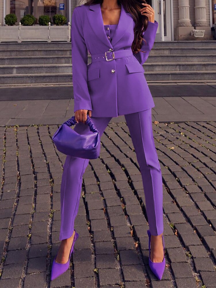 Two-piece suit with V-neck and matching belt