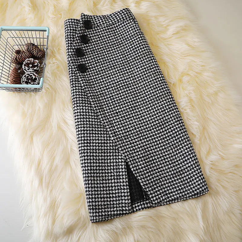 Classic pencil skirt with houndstooth pattern