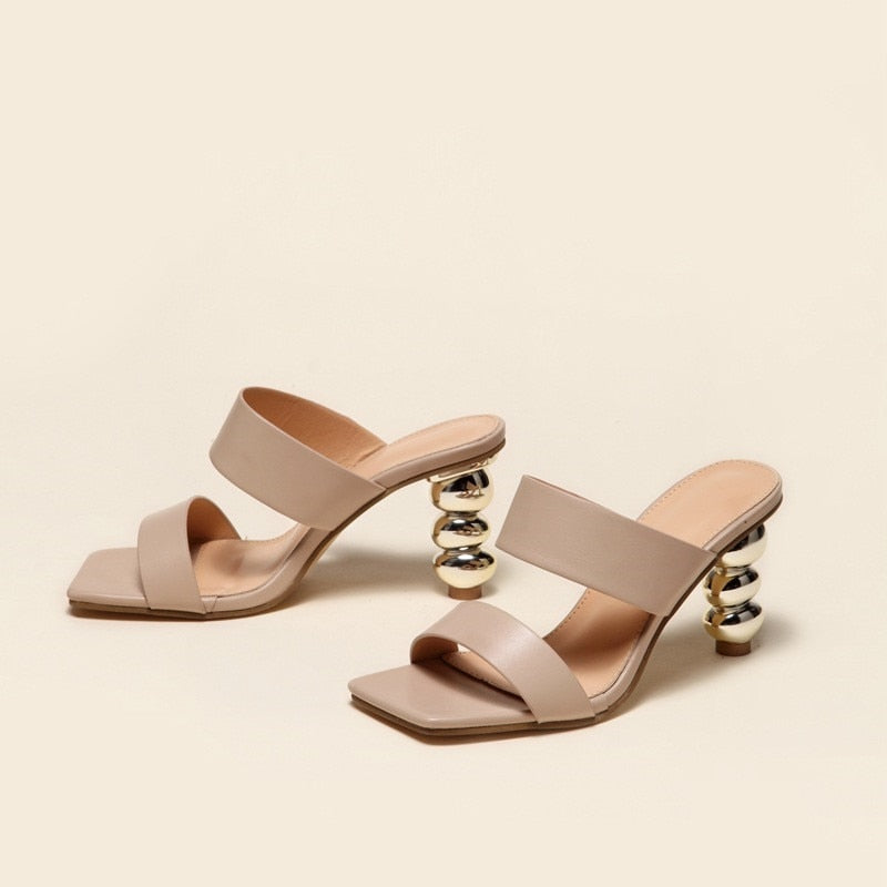 Elegant sandals with heel and square toe