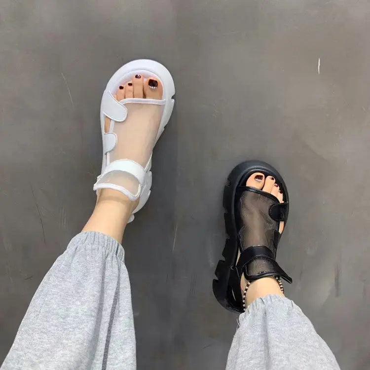 Sandals with thick sole and breathable mesh