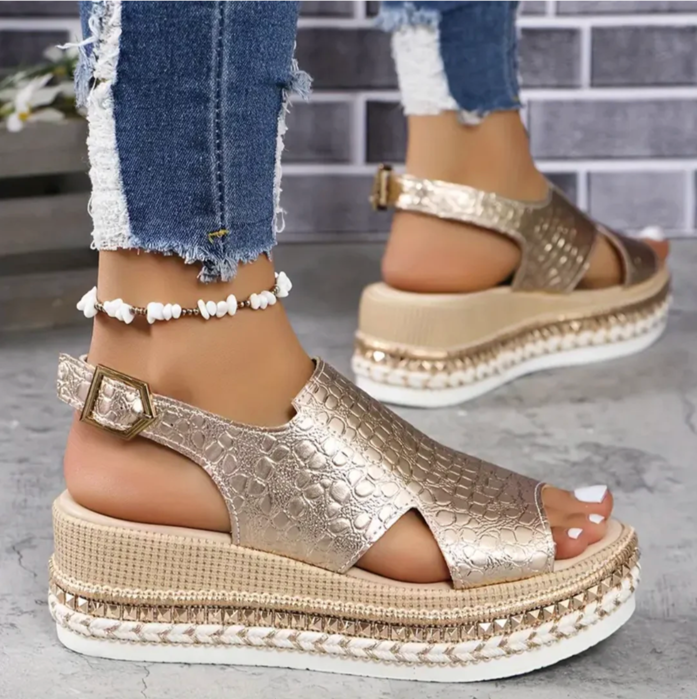 Elegant and stylish sandals with platform sole