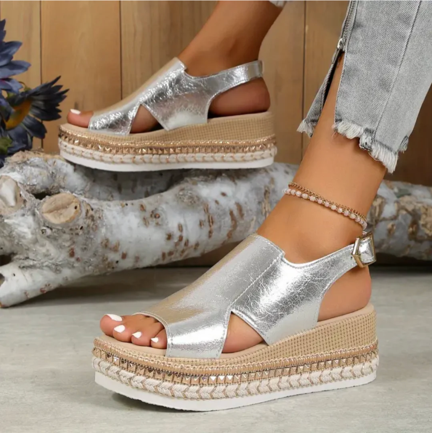 Elegant and stylish sandals with platform sole