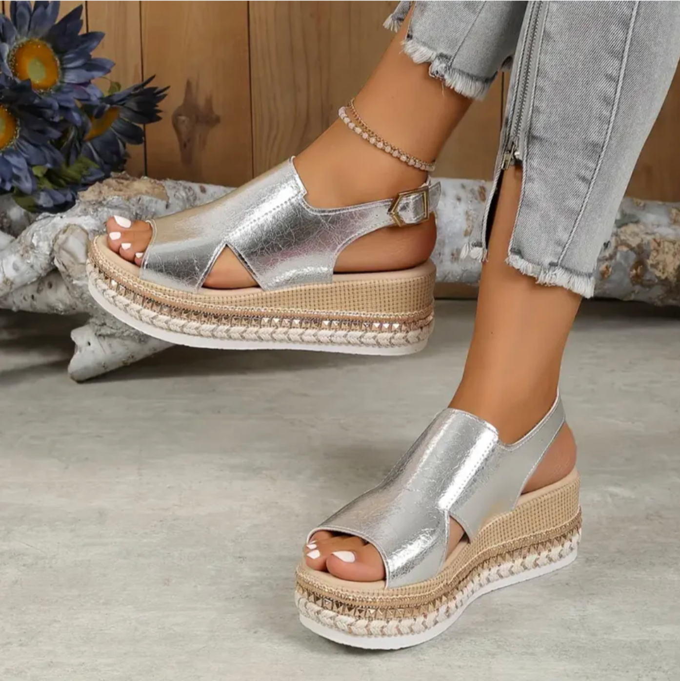 Elegant and stylish sandals with platform sole