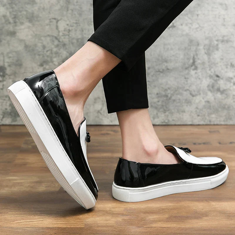 Fashionable loafers in two-colour design with buckle