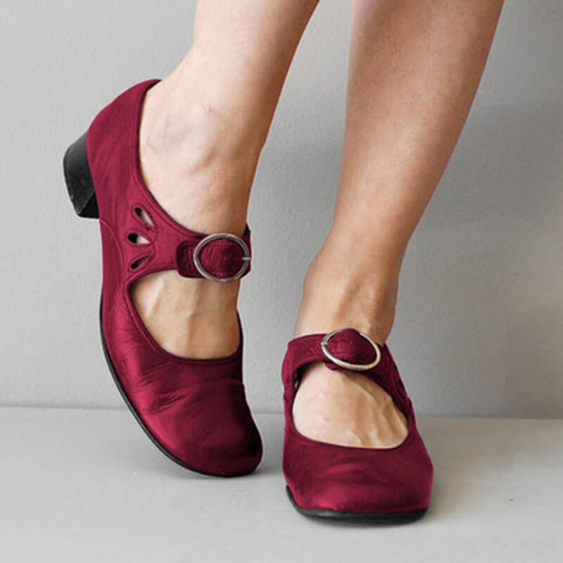 Women's pumps with low heel