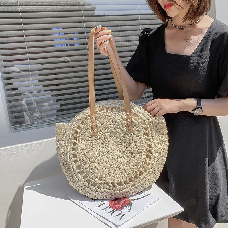 Round straw shoulder bag for women