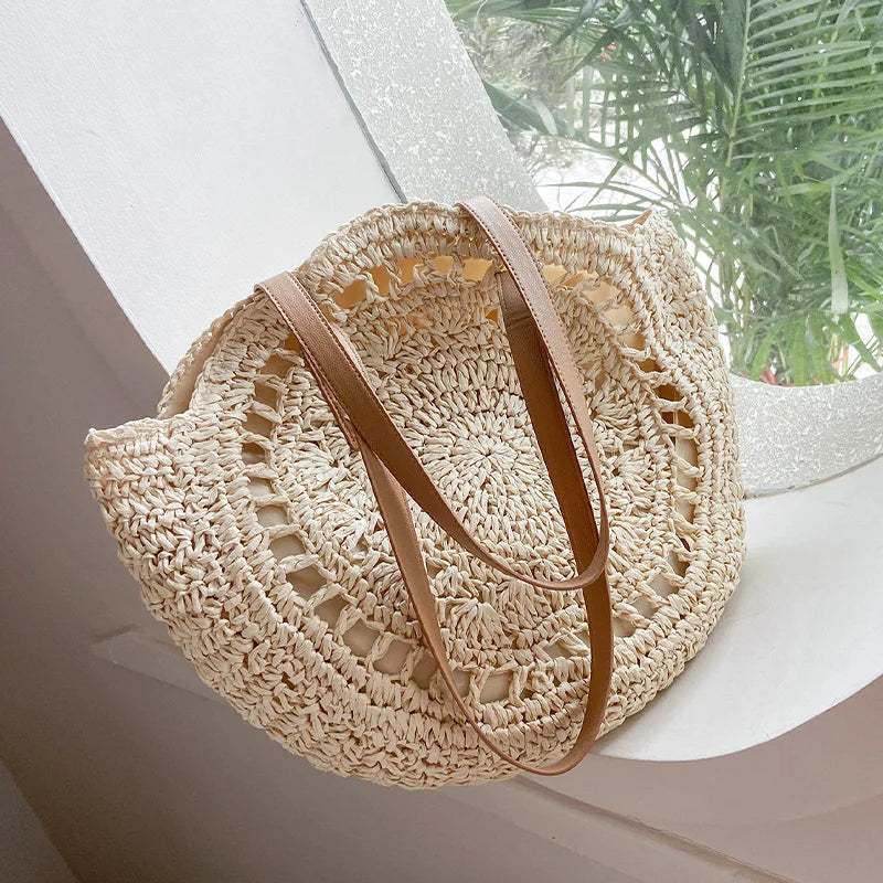 Round straw shoulder bag for women