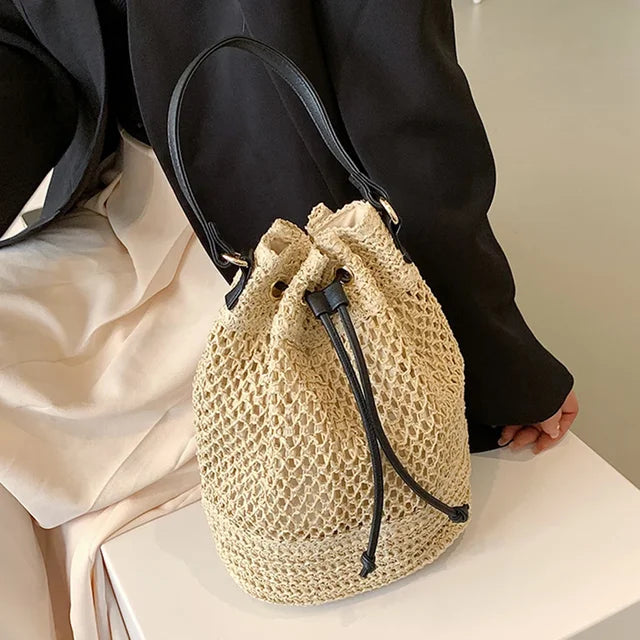 Women's summer straw shoulder bag: Hand-woven drawstring bucket style