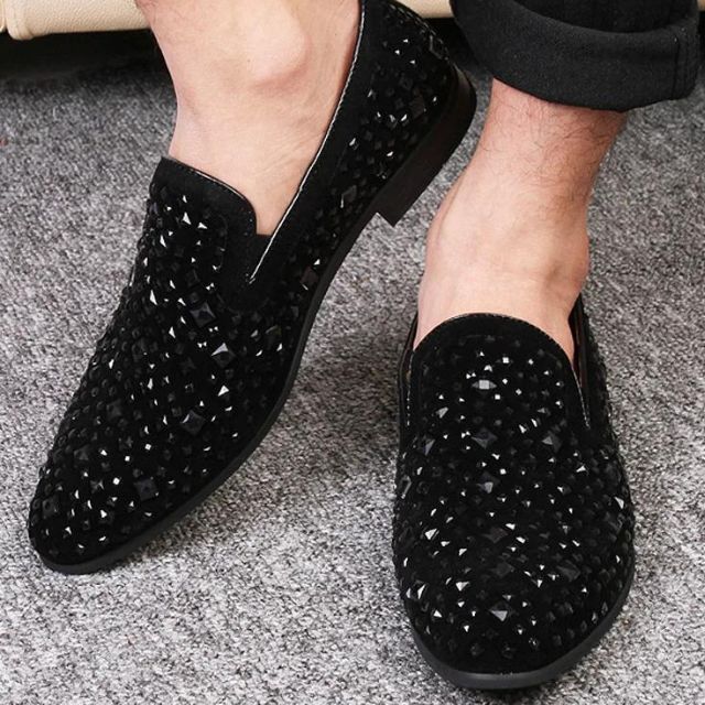 Elegant slip-on shoe with cut-out detail