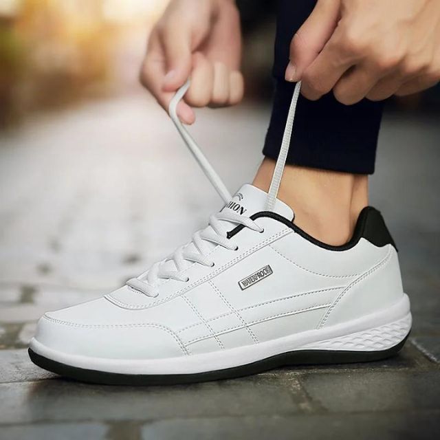 Low-top sneakers with side stripes