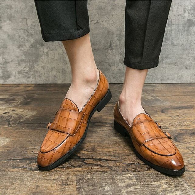 Smooth leather shoes with crocodile embossing