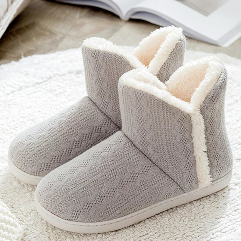 Knitted slippers with faux fur and soft sole