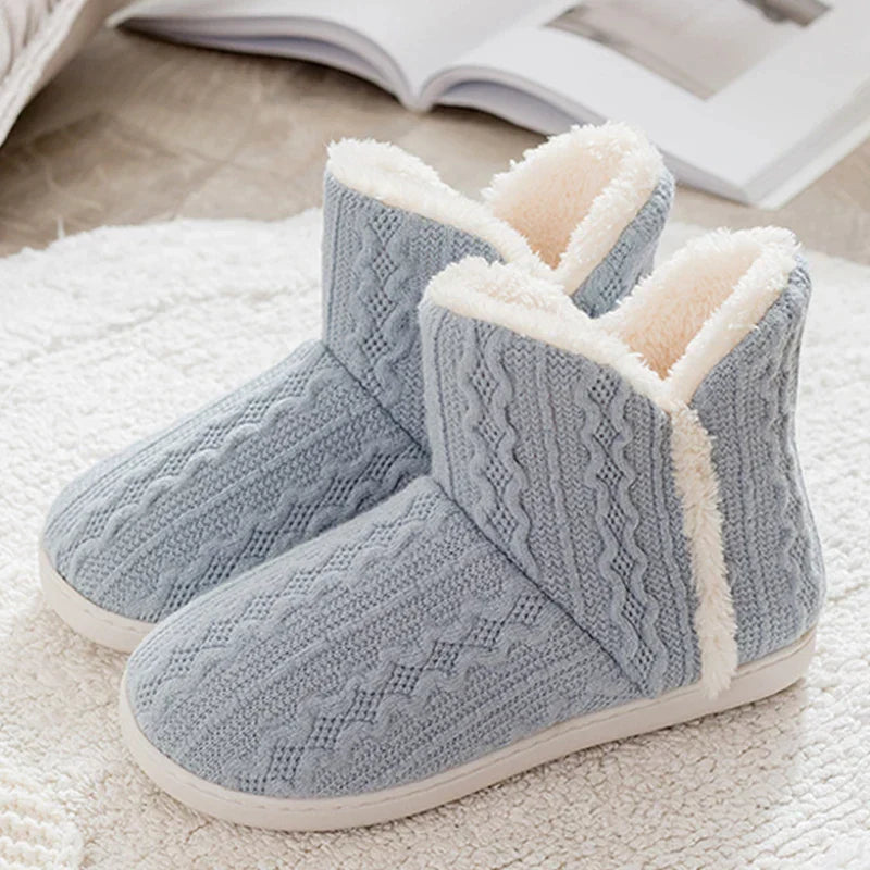 Knitted slippers with faux fur and soft sole