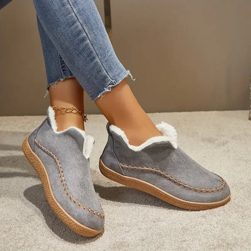 Ankle boot with round toe and fleece lining