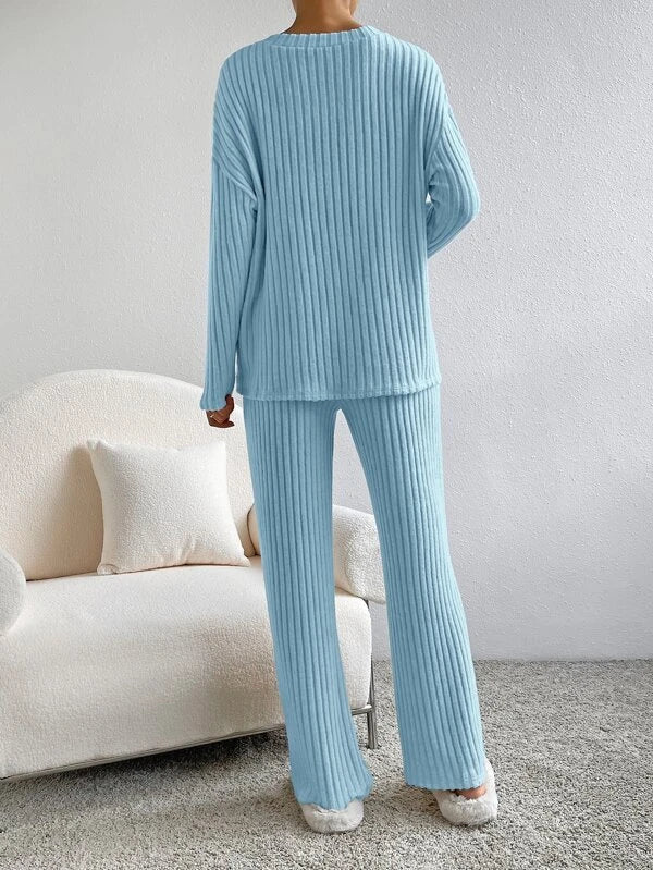 Knitted trousers and jumper for women