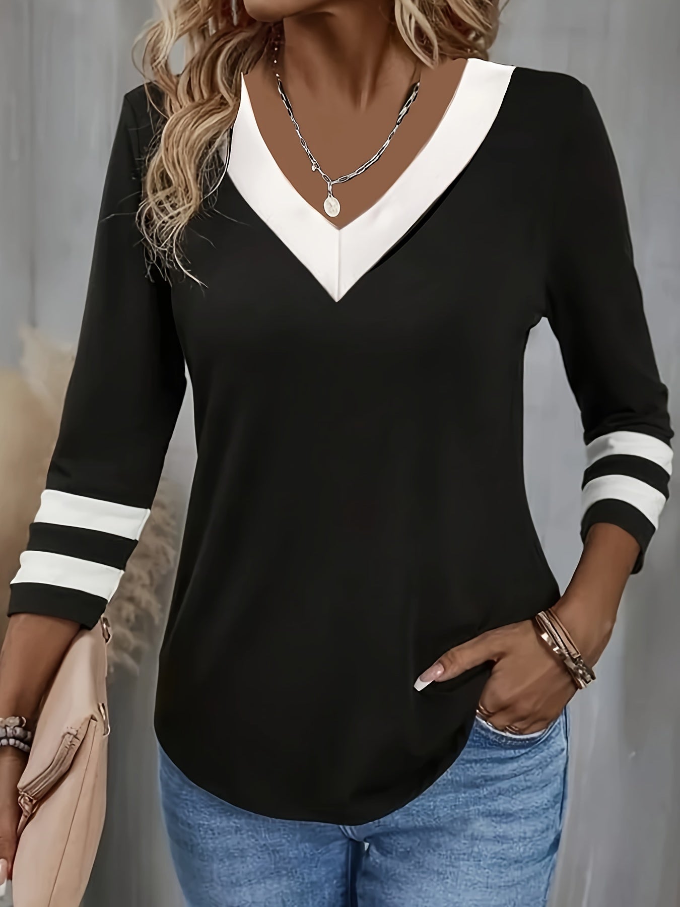 Ladies' shirt with V-neck