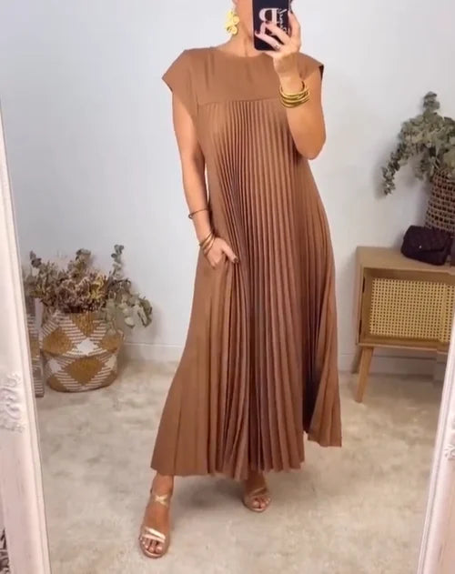 Simple single-coloured pleated dress