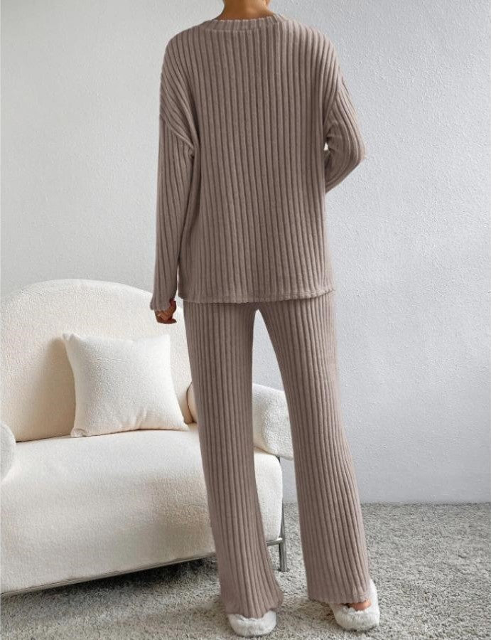 Knitted trousers and jumper for women