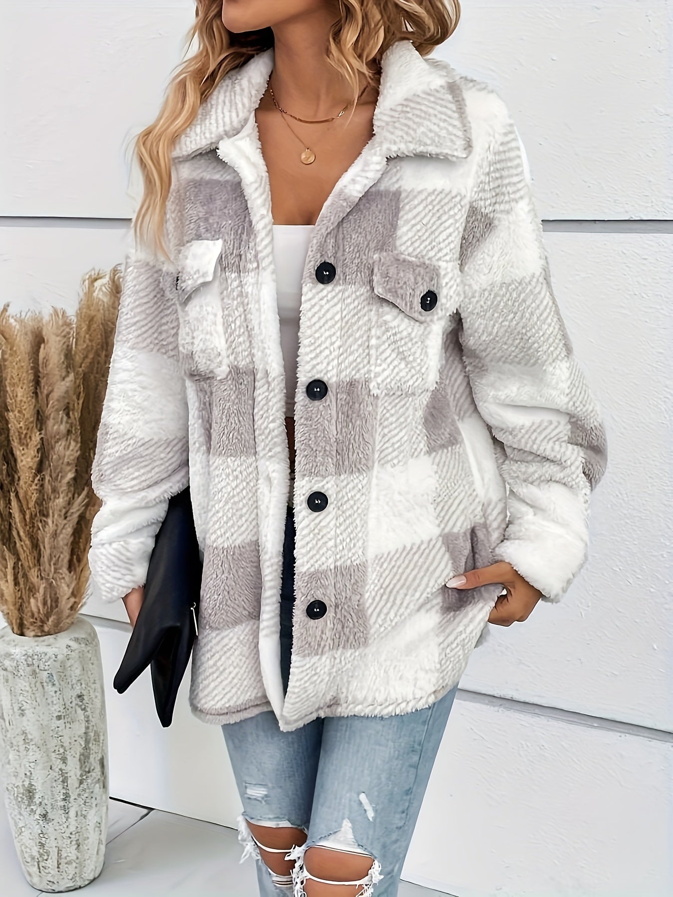 Women - Checked Jacket - Cozy Fabric - Trendy Outerwear for 2024 - Perfect Layer for Any Occasion