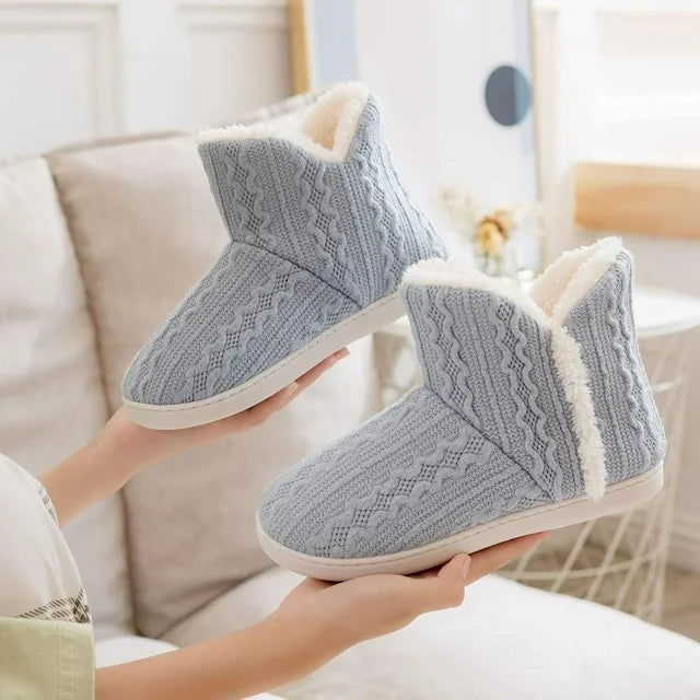 Knitted slippers with faux fur and soft sole