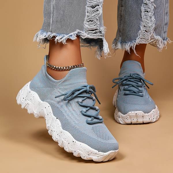 Lightweight sneakers for women