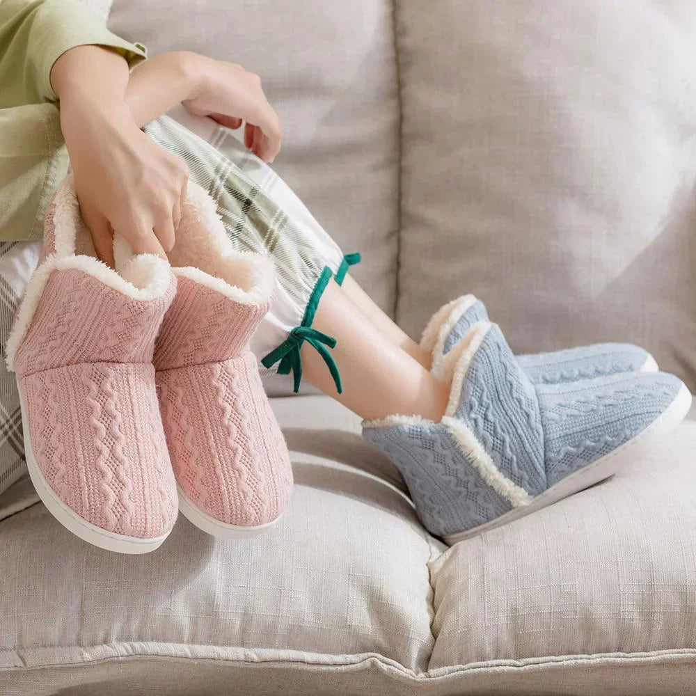 Knitted slippers with faux fur and soft sole