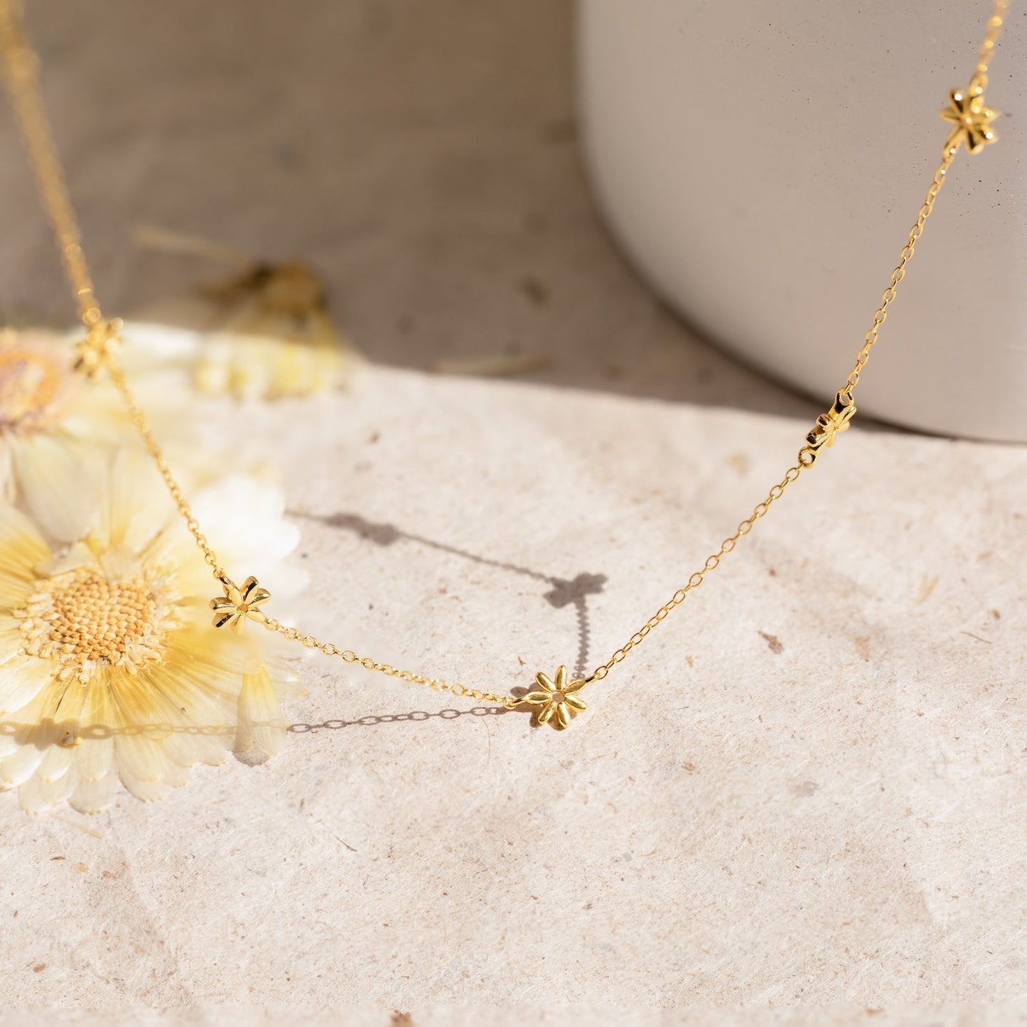 Women's - Delicate Daisy Bead Necklace - Handmade Floral Design - Perfect Gift for Nature Lovers