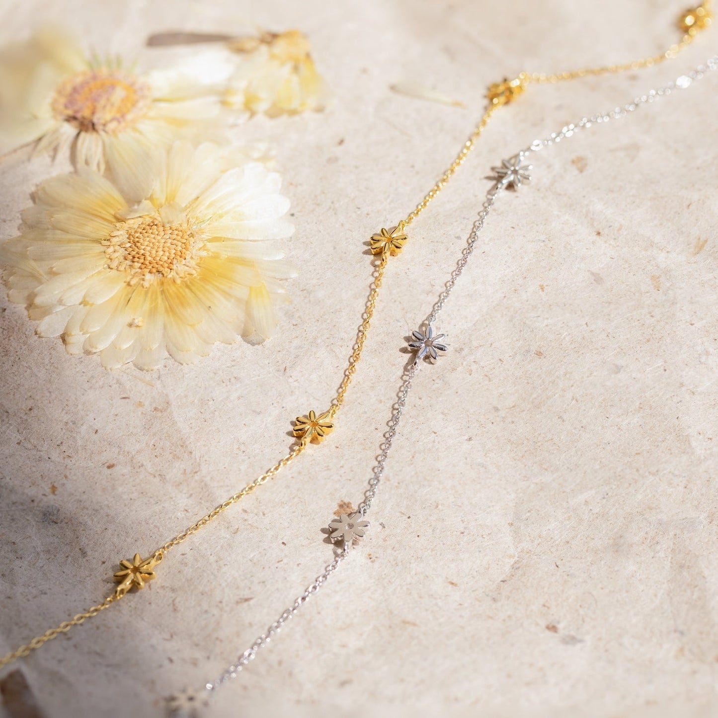 Women's - Delicate Daisy Bead Necklace - Handmade Floral Design - Perfect Gift for Nature Lovers