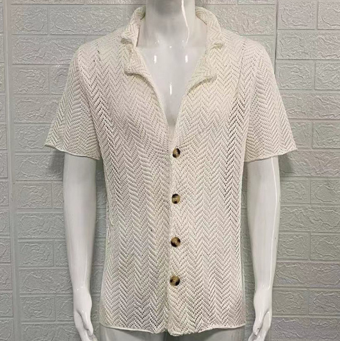 Plain-coloured knitted shirt with haircut