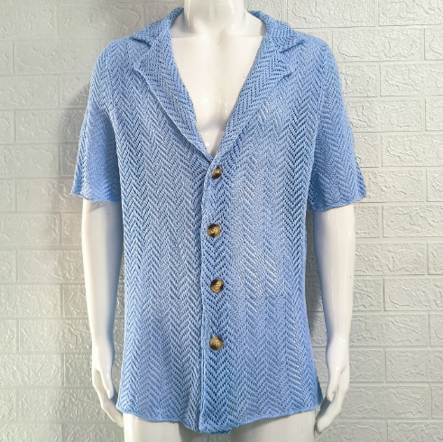 Plain-coloured knitted shirt with haircut