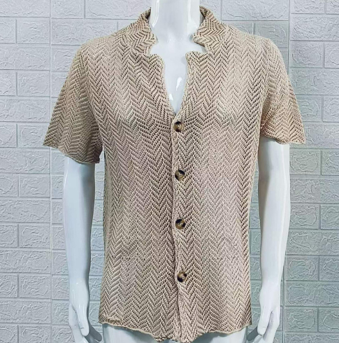 Plain-coloured knitted shirt with haircut